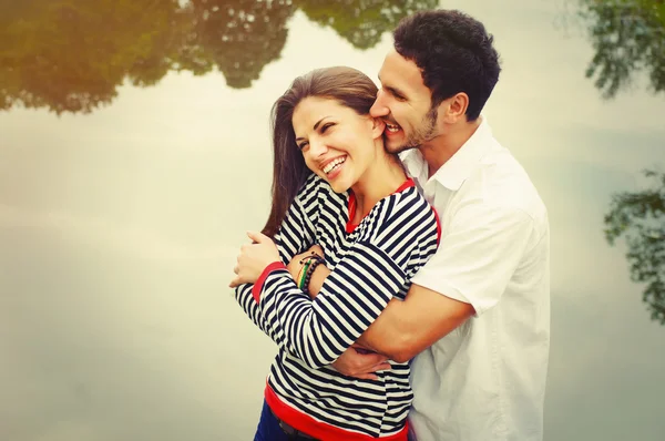 Para romantyczny szczęśliwy szeroki uśmiech w miłości nad jeziorem na świeżym powietrzu — Zdjęcie stockowe