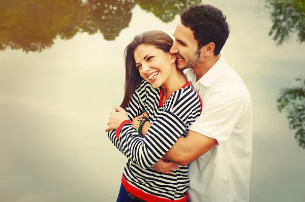 Feliz romántico amplia sonrisa pareja en el amor en el lago al aire libre en —  Fotos de Stock