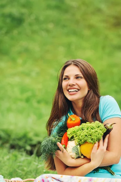 Mulher feliz bonito com vegetais orgânicos saudáveis — Fotografia de Stock