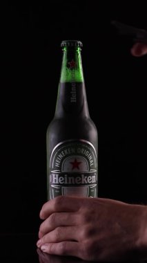 Heineken açılıyor. Güzel ses. Biranın kapağını açıyorum. ASMR 'ın bira açma sesi. Siyah arka planda bira şişesi.