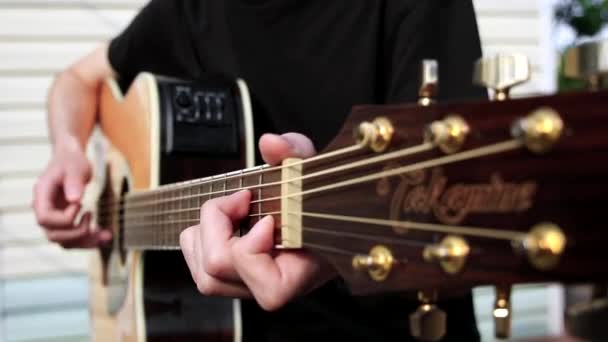 Чоловік Грає Акустичній Гітарі Під Відкритим Небом Струнні Хвилі Крупним — стокове відео
