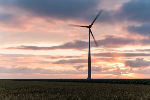 Gran molino de viento en movimiento al atardecer — Foto de Stock