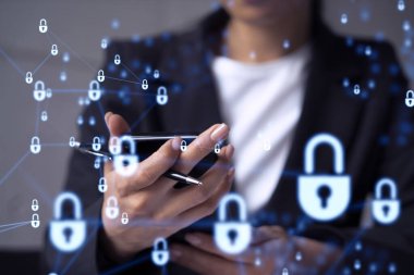 Bir kadın programcı, bir siber güvenliği bilgisayar korsanlarından korumak ve müşterilerinin gizli bilgilerini kaydetmek için akıllı telefonuyla internette geziniyor. Hologram simgelerini daktilo eden ellerin üzerine kilitle. Resmi giysi