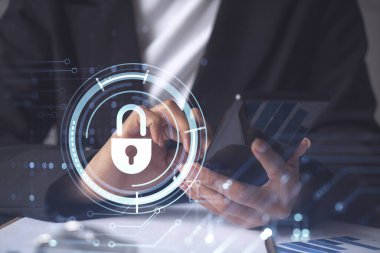 Resmi olarak çalışan bir iş kadını, siber güvenlikte risk olasılığını önlemek için sözleşmeyi imzalamak için telefonu kontrol ederken giyer. Çalışma masasının üzerine asma kilit hologramı simgeleri.