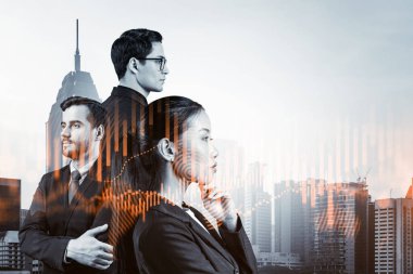 Takım elbiseli bir grup iş arkadaşı çok uluslu kurumsal ekibin bir parçası olarak fonda ticari strateji tahmininde bulunuyorlar. Eski çizelge. Kuala Lumpur arka planda. Çift pozlama