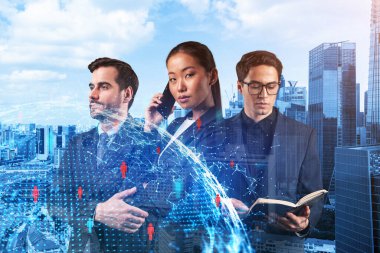 İş amaçlarına ulaşmak için sosyal medya pazarlama stratejisi üzerinde çalışan bir grup SMM uzmanı. Singapur arkaplanı üzerinde hologram simgeleri.