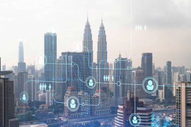Sosyal medya, Kuala Lumpur, Malezya, Asya 'nın panorama şehri görüntüsü üzerine hologramı simgeliyor. Halkla ilişkiler, bağlantılar ve kariyer fırsatları kavramı. Çift pozlama.