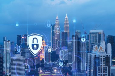 Parlak asma kilit hologramı, Kuala Lumpur, Malezya, Asya 'nın gece panoramik şehir manzarası. KL şirketlerini korumak için siber güvenlik kalkanları konsepti. Çift pozlama.