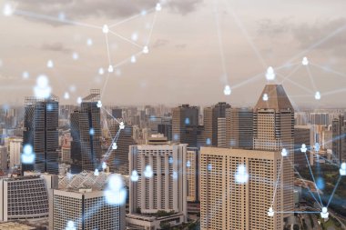 Singapur, Güneydoğu Asya 'nın günbatımı panoramik şehri üzerine sosyal medya simgelerinin hologramı. Uluslararası danışmanlık sektöründe insan ilişkileri ve kariyer fırsatları kavramı. Çoklu pozlama.