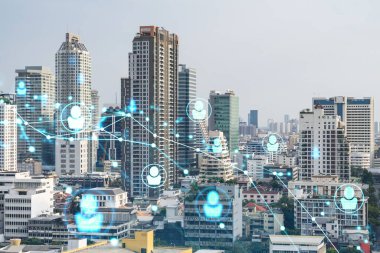 Sosyal medya, Bangkok, Güneydoğu Asya 'nın Panorama şehri manzarası üzerinde hologramı simgeliyor. Halkla ilişkiler, bağlantılar ve kariyer fırsatları kavramı. Çift pozlama.