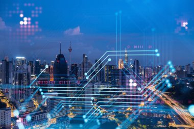 Bilgi akışı hologramı, Kuala Lumpur 'un gece manzarası. KL, Malezya 'nın en büyük teknoloji merkezidir. Bilimi programlama kavramı. Çift pozlama.