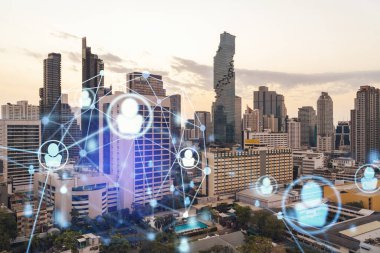 Bangkok, Güneydoğu Asya 'nın günbatımı panoramik şehri üzerine sosyal medya simgelerinin hologramı. İnsan ilişkileri ve kariyer fırsatları kavramı. Çoklu pozlama.