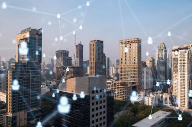 Bangkok, Güneydoğu Asya 'nın günbatımı panoramik şehri üzerine sosyal medya simgelerinin hologramı. İnsan ilişkileri ve kariyer fırsatları kavramı. Çoklu pozlama.