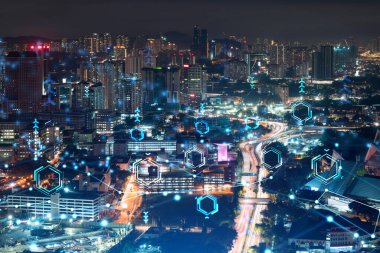 Bilgi akışı hologramı, Kuala Lumpur 'un gece manzarası. KL, Malezya 'nın en büyük teknoloji merkezidir. Bilimi programlama kavramı. Çift pozlama.