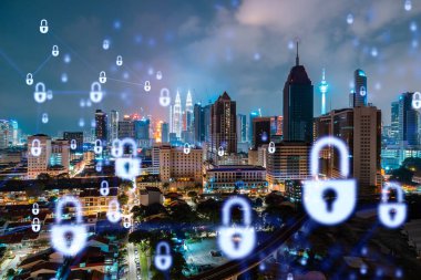 Parlak asma kilit hologramı, Kuala Lumpur, Malezya, Asya 'nın gece panoramik şehir manzarası. KL şirketlerini korumak için siber güvenlik kalkanları konsepti. Çift pozlama.