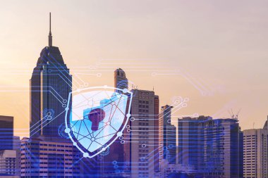 Kuala Lumpur, Malezya, Asya 'nın günbatımı panoramik şehir manzarasında asma kilit hologramı. KL 'deki siber güvenlik istihbaratı kavramı. Çoklu pozlama.