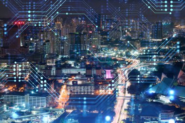 Bilgi akışı hologramı, Kuala Lumpur 'un gece manzarası. KL, Malezya 'nın en büyük teknoloji merkezidir. Bilimi programlama kavramı. Çift pozlama.