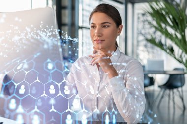 İş yerindeki beyaz gömlekli çekici iş kadını uluslararası iş danışmanlığı için yeni çalışanlar arıyor. İK ve sosyal medya hologram simgeleri ofis arka planında