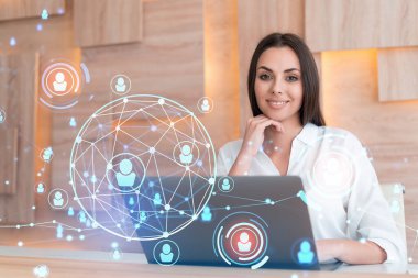 İş yerindeki beyaz gömlekli çekici iş kadını uluslararası iş danışmanlığı için yeni çalışanlar arıyor. İK ve sosyal medya hologram simgeleri ofis arka planında