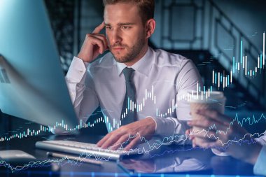 Resmi olarak iki meslektaş, kurumsal finans fonunda ticaret stratejisini optimize etmek için birlikte çalışıyorlar. Modern ofis arkaplanı üzerinde eski grafik hologramı