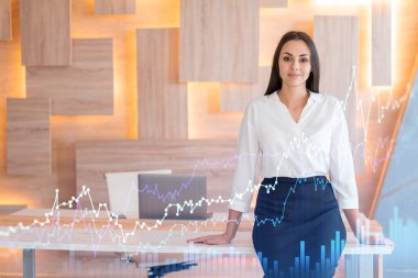 Resmi olarak gülümseyen iş kadını portresi kurumsal finans fonunda ticaret stratejisini nasıl optimize edeceğini düşünüyor. Modern ofis arkaplanı üzerinde eski grafik hologramı