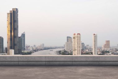 Panoramik Bangkok gökyüzü manzarası, çatıda beton gözlemevi güvertesi, gündüz. Lüks Asyalı şirket ve yaşam tarzı. Şehir merkezinde finans şehri, gayrimenkul. Ürün ekran modeli boş çatı