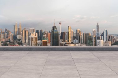 Panoramik Kuala Lumpur gökyüzü manzarası, çatıda beton gözlemevi güvertesi, gün batımı. Asyalı şirket ve yaşam tarzı. Şehir merkezinde finans şehri, gayrimenkul. Ürün ekran modeli boş çatı