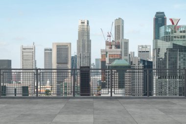 Panoramik Singapur gökyüzü manzarası, çatıda beton gözlemevi güvertesi, gündüz. Asyalı şirket ve yaşam tarzı. Şehir merkezinde finans şehri, gayrimenkul. Ürün ekran modeli boş çatı