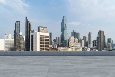 Panoramik Bangkok gökyüzü manzarası, çatıda beton gözlemevi güvertesi, gündüz. Lüks Asyalı şirket ve yaşam tarzı. Şehir merkezinde finans şehri, gayrimenkul. Ürün ekran modeli boş çatı