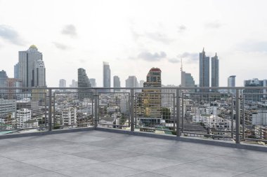 Panoramik Bangkok gökyüzü manzarası, çatıda beton gözlemevi güvertesi, gündüz. Lüks Asyalı şirket ve yaşam tarzı. Şehir merkezinde finans şehri, gayrimenkul. Ürün ekran modeli boş çatı