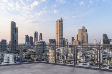 Panoramik Bangkok gökyüzü manzarası, çatıda beton gözlemevi güvertesi, gün batımı. Lüks Asyalı şirket ve yaşam tarzı. Şehir merkezinde finans şehri, gayrimenkul. Ürün ekran modeli boş çatı