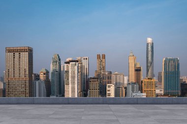 Panoramik Bangkok gökyüzü manzarası, çatıda beton gözlemevi güvertesi, gün batımı. Lüks Asyalı şirket ve yaşam tarzı. Şehir merkezinde finans şehri, gayrimenkul. Ürün ekran modeli boş çatı