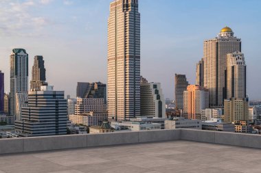 Panoramik Bangkok gökyüzü manzarası, çatıda beton gözlemevi güvertesi, gün batımı. Lüks Asyalı şirket ve yaşam tarzı. Şehir merkezinde finans şehri, gayrimenkul. Ürün ekran modeli boş çatı