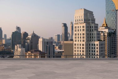 Panoramik Bangkok gökyüzü manzarası, çatıda beton gözlemevi güvertesi, gün batımı. Lüks Asyalı şirket ve yaşam tarzı. Şehir merkezinde finans şehri, gayrimenkul. Ürün ekran modeli boş çatı