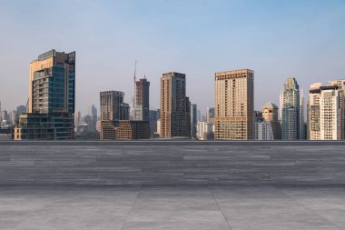 Panoramik Bangkok gökyüzü manzarası, çatıda beton gözlemevi güvertesi, gün batımı. Lüks Asyalı şirket ve yaşam tarzı. Şehir merkezinde finans şehri, gayrimenkul. Ürün ekran modeli boş çatı
