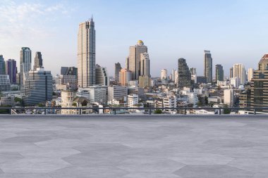Panoramik Bangkok gökyüzü manzarası, çatıda beton gözlemevi güvertesi, gündüz. Lüks Asyalı şirket ve yaşam tarzı. Şehir merkezinde finans şehri, gayrimenkul. Ürün ekran modeli boş çatı