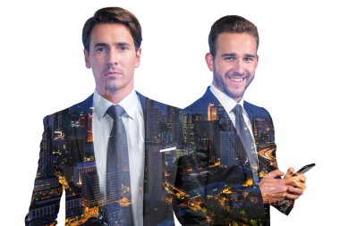 Takım elbiseli iki yakışıklı iş adamı, telefonu kullanıyor ve kafa yoruyor. Asya kurumsal yaşam tarzı, çeşitli genç profesyonellerin iletişimi. Gece Kuala Lumpur şehir manzarası. Çift pozlama