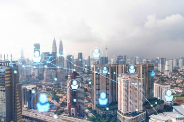 Sosyal medya, Kuala Lumpur, Malezya, Asya 'nın panorama şehri görüntüsü üzerine hologramı simgeliyor. Halkla ilişkiler, bağlantılar ve kariyer fırsatları kavramı. Çift pozlama.