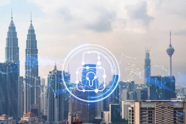 Ticareti, Malezya 'yı, Asya' yı korumak için Kuala Lumpur 'un panoramik şehir görüşü üzerine asma kilit simgelerinin hologramı. Bilgi güvenlik kalkanları kavramı. Çift pozlama.