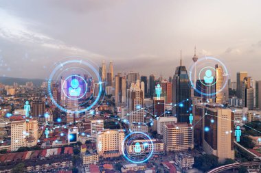 Kuala Lumpur, Malezya, Asya 'nın günbatımı panoramik şehir manzarası üzerine sosyal medya simgelerinin hologramı. KL 'deki insan ilişkileri ve kariyer fırsatları kavramı. Çoklu pozlama.
