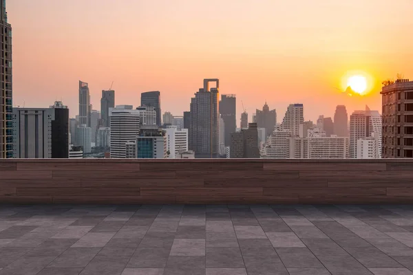 Panoramic Bangkok skyline view, concrete observatory deck on rooftop, sunset. Luxury Asian corporate and residential lifestyle. Financial city downtown, real estate. Product display mockup empty roof — Stock Photo, Image