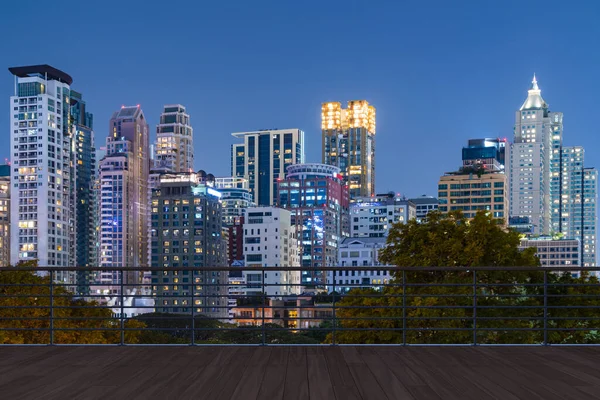 Panoramic Bangkok skyline view, wooden observatory deck on rooftop, night time. Asian corporate and residential lifestyle. Financial city downtown, real estate. Product display mockup empty roof — Stock Photo, Image