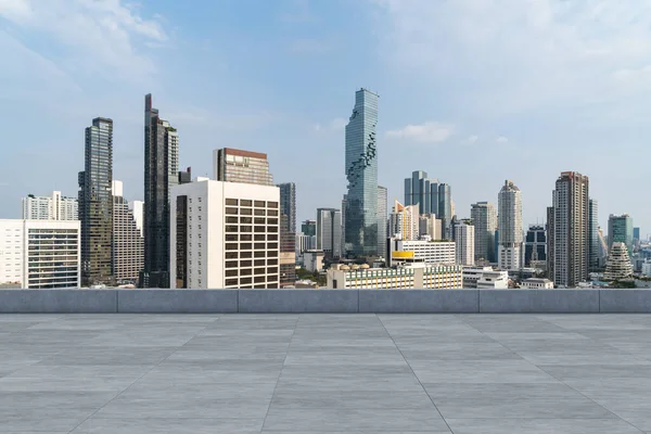 Panoramik Bangkok gökyüzü manzarası, çatıda beton gözlemevi güvertesi, gündüz. Lüks Asyalı şirket ve yaşam tarzı. Şehir merkezinde finans şehri, gayrimenkul. Ürün ekran modeli boş çatı