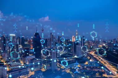 Bilgi akışı hologramı, Kuala Lumpur 'un gece manzarası. KL, Malezya 'nın en büyük teknoloji merkezidir. Bilimi programlama kavramı. Çift pozlama.