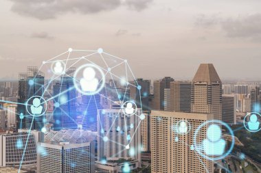 Singapur, Güneydoğu Asya 'nın günbatımı panoramik şehri üzerine sosyal medya simgelerinin hologramı. Uluslararası danışmanlık sektöründe insan ilişkileri ve kariyer fırsatları kavramı. Çoklu pozlama.