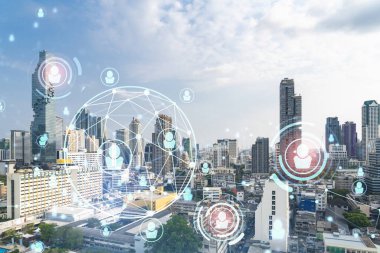Sosyal medya, Bangkok, Güneydoğu Asya 'nın Panorama şehri manzarası üzerinde hologramı simgeliyor. Halkla ilişkiler, bağlantılar ve kariyer fırsatları kavramı. Çift pozlama.
