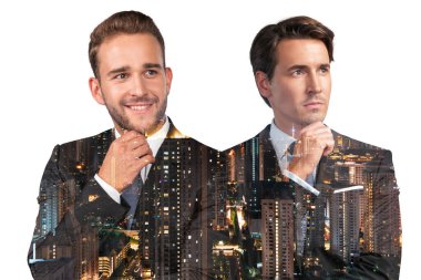 Takım elbiseli iki yakışıklı iş adamı, el pençe divan. Asya kurumsal yaşam tarzı, çok uluslu genç profesyoneller. Gece Kuala Lumpur şehir manzarası. Çift pozlama