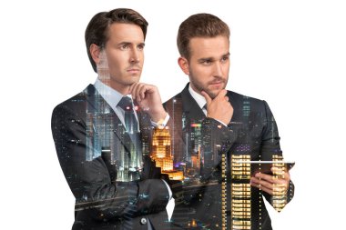 Takım elbiseli iki yakışıklı iş adamı, tablet aleti kullanıyorlar ve düşünceli davranıyorlar. Asya kurumsal yaşam tarzı, çeşitli genç profesyonellerin iletişimi. Gece Kuala Lumpur şehir manzarası. Çift pozlama