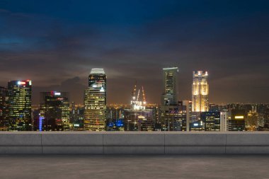 Panoramik Singapur gökyüzü manzarası, çatıda beton gözlemevi güvertesi, gece vakti. Asyalı şirket ve yaşam tarzı. Şehir merkezinde finans şehri, gayrimenkul. Ürün ekran modeli boş çatı