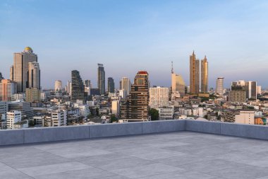 Panoramik Bangkok gökyüzü manzarası, çatıda beton gözlemevi güvertesi, gün batımı. Lüks Asyalı şirket ve yaşam tarzı. Şehir merkezinde finans şehri, gayrimenkul. Ürün ekran modeli boş çatı